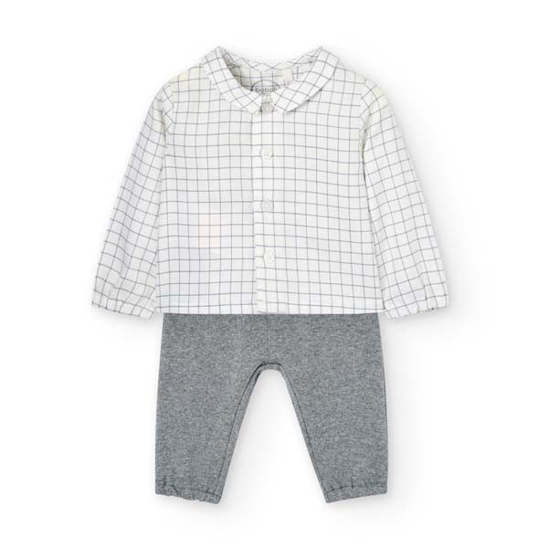 
Neugeborenes Baby-Outfit aus der Boboli Baby Clothing Line, mit karierter Bluse und weicher Hose...