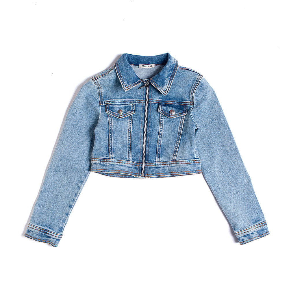 
Jeansjacke aus der Fracomina Children's Clothing Line, mit Reißverschluss und Taschen auf der Vo...