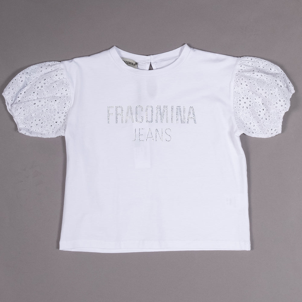 
T-Shirt aus der Kinderbekleidungslinie Fracomina mit Ärmeln aus Sangallo-Spitze und Strassapplik...