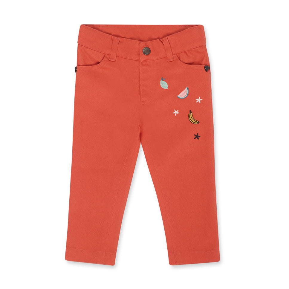 Hose aus Jeansstoff aus der Tuc Tuc Children's Clothing Line, mit farbiger Fruchtstickerei an den...