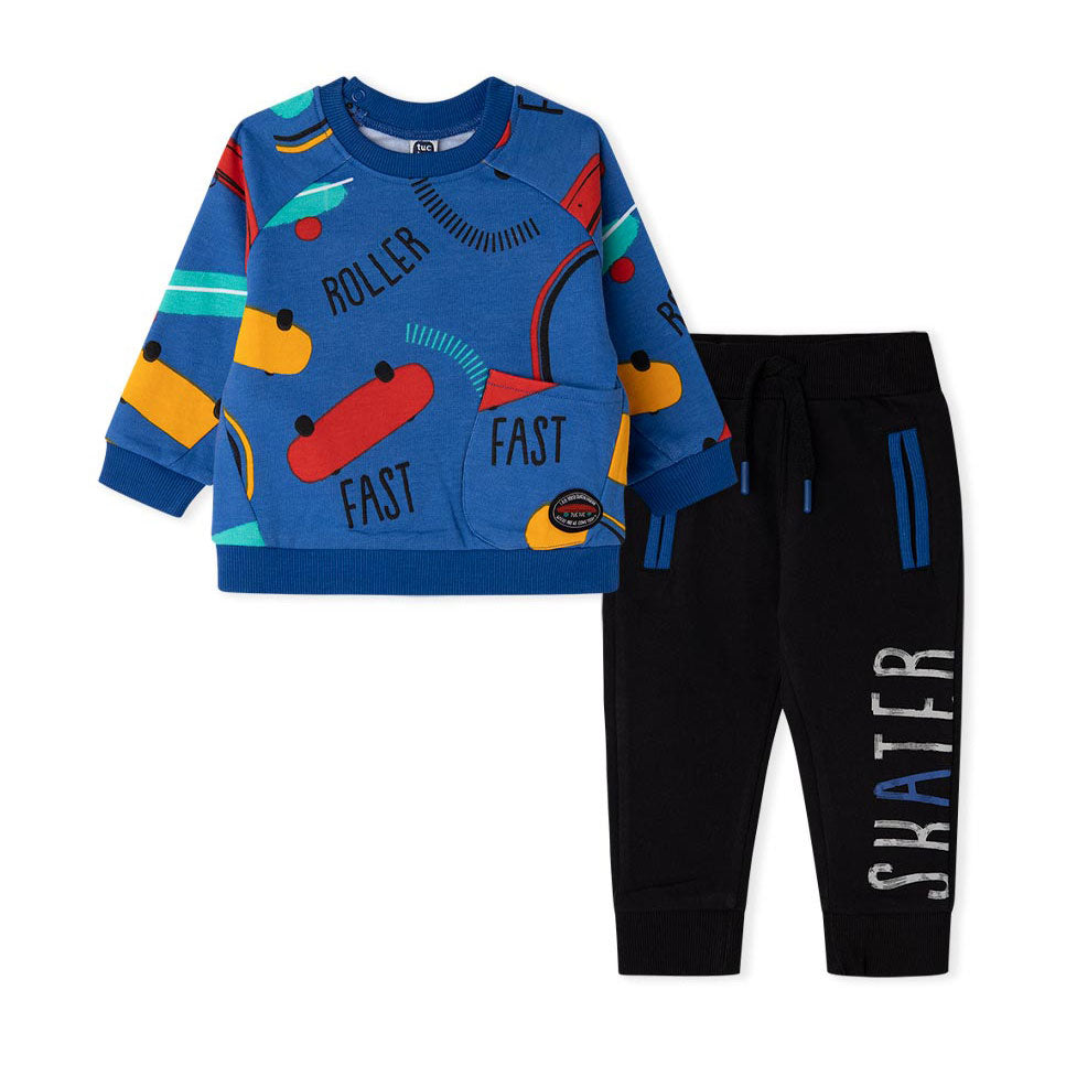 
Trainingsanzug aus der Tuc TUc Childrenswear Line, mit mehrfarbig gemustertem Sweatshirt und Hos...