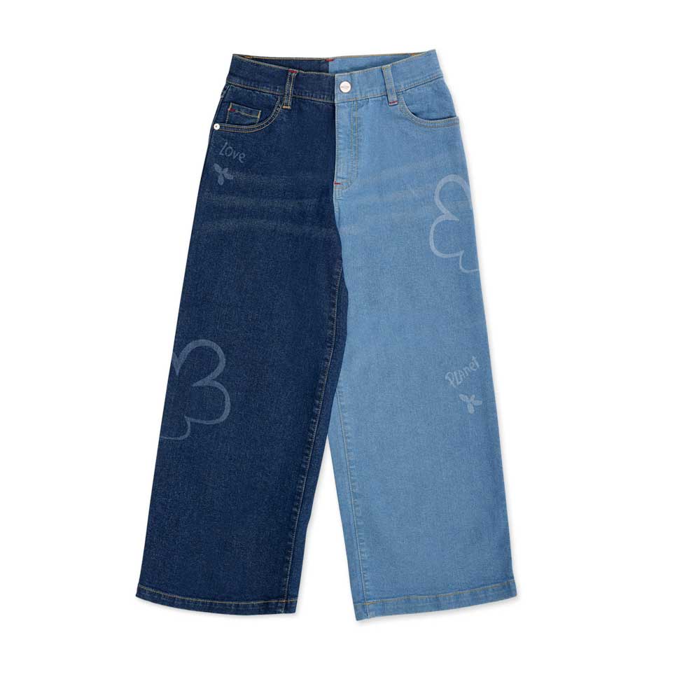 Pantalone jeans della linea Abbigliamento Bambina Tuc Tuc, modello largo e colore diverso sui due...